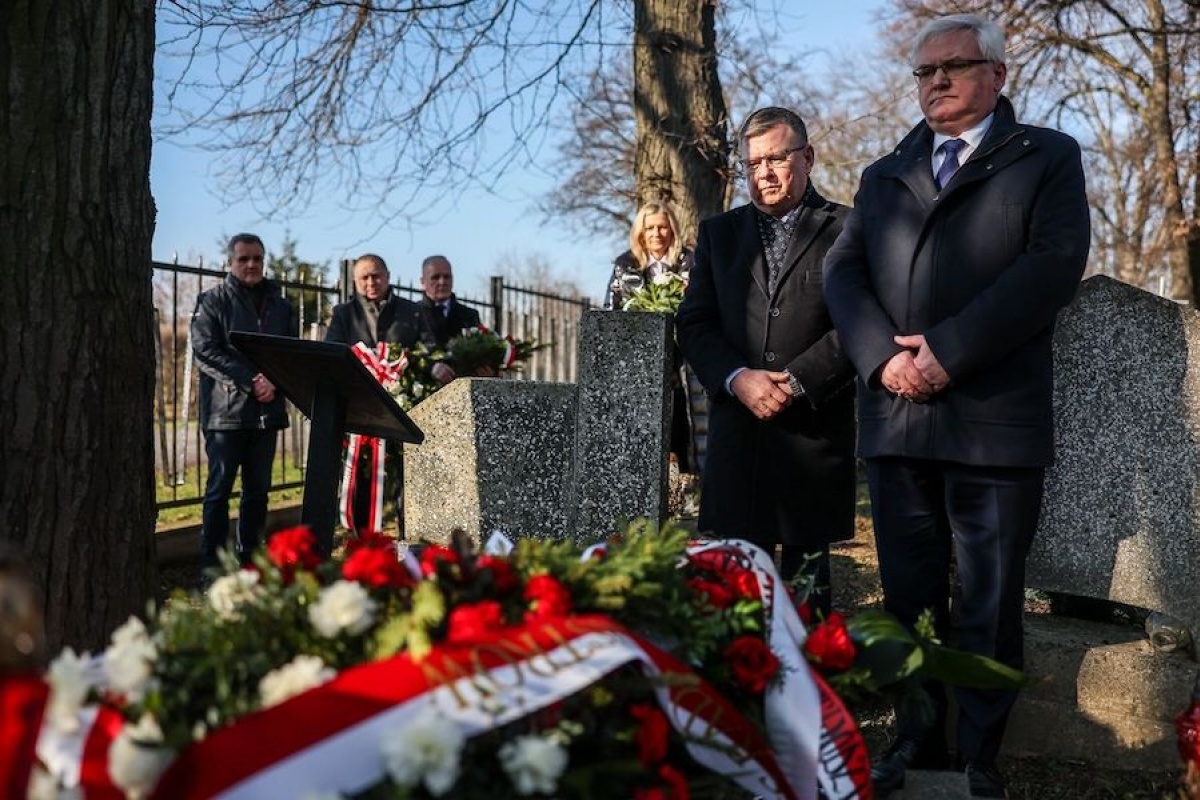 marszałek nad grobem żołnierzy wyklętych